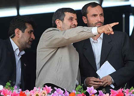 چرا احمدی نژاد را جلوی بیگانگان مسخره می کنید؟/عده ای دوست دارند مردم کاسه چه کنم چه کنم دستشان بگیرند/یارانه را 190 هزار تومان می کنیم!