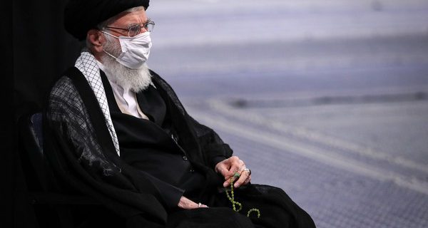 تصاویر دیدنی از عزاداری تک نفره رهبر انقلاب در حسینه امام