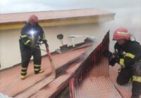 نجات ۵ شهروند محبوس در تل دود با نردبان آتش نشانی رشت