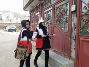 امدادگران به درب منزل خانواده های املشی می روند