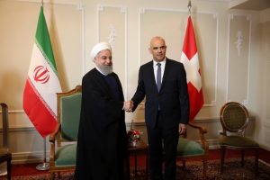 هدف واقعی آمریکا از تحریم، فشار به زندگی مردم است/ملت ایران هیچگاه در برابر فشار خارجی زانو نمی زند