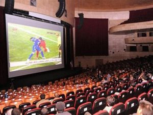 زنان در دنیا به استادیوم می‌روند در ایران به سینما