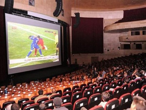 زنان در دنیا به استادیوم می‌روند در ایران به سینما