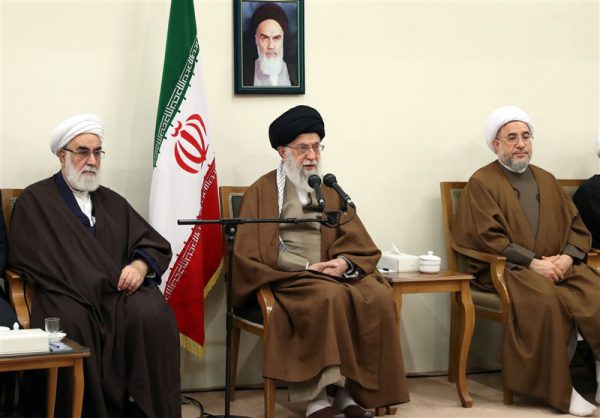اگر روحیه جهاد و شهادت گسترش یابد گرایش به شرق و غرب رخت برمی‌بندد