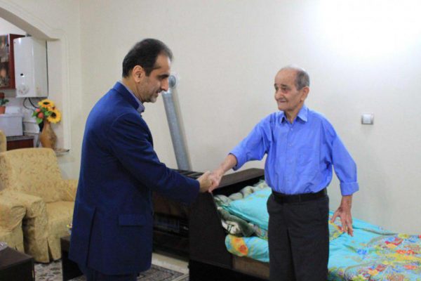 دیدار معاون استاندار گیلان با دو خانواده شهید