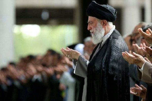 رهبر معظم انقلاب بر پیکر آیت الله شاهرودی نماز اقامه کردند