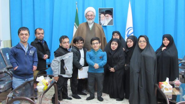 دیدار امام جمعه رشت با اعضای موسسه ستاره‌های بلند همت( کوتاه قامتان) گیلان