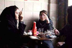 افزایش سه برابری شمار زنان درگیر اعتیاد در ایران/رواج تفریحی مصرف گل و حشیش در بین دختران جوان
