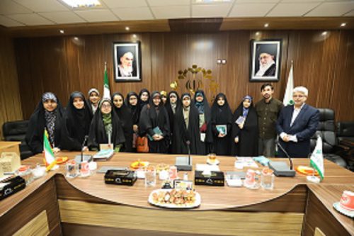 دیدار عاقل منش با شماری از دختران برگزیده اتحادیه انجمن های اسلامی مدارس