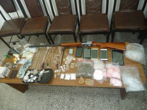 فروپاشی باند مواد مخدر در فومن/4 قاچاقچی در حال بسته بندی مواد دستگیر شدند