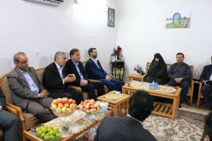 گزارش تصویری دیدار آذری جهرمی و استاندار گیلان با خانواده شهید حسن عشوری