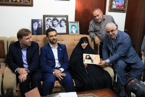 گزارش تصویری دیدار از خانواده شهیدان یوسفی در محله پیر بازار رشت توسط وزیر ارتباطات و استاندار گیلان و نمایندگان رشت