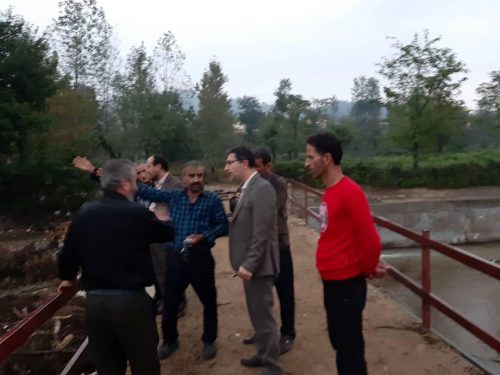 بازدید سرپرست فرمانداری فومن از روستاهای آسیب دیده سیل در زیر باران/ رضایی: نوکری مردم تاکید دولت تدبیر و امید به مدیران است