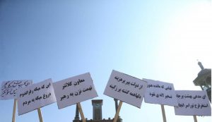 ماجرای توهین  به رییس جمهور در قم/تکرار توهین های پلاکاردی به ظاهر خودجوش!