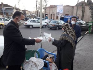 توزیع ۲۰ هزار دستکش رایگان توسط یک خیر در لاهیجان/شهر ضدعفونی شد+عکس