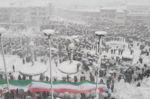 واکنش صفحه رهبر انقلاب به راهپیمایی مردم رشت در برف و کولاک