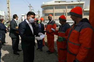 توزیع ماسک و مایع ضدعفونی کننده بین  پاکبانان سازمان‌ پسماندهای شهرداری رشت