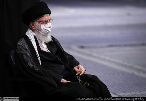 تصاویر دیدنی از عزاداری تک نفره رهبر انقلاب در حسینه امام