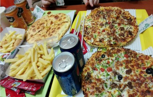 تغذیه مناسب از ۵۰ درصد بیماری های قلبی و سرطان جلوگیری می کند/غذاهای دارای نگهدارنده عامل بروز سرطان در جامعه