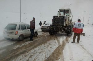 امدادرسانی عوامل امدادی جمعیت هلال احمر به خودروهای گرفتار شده ناشی از برف در محور سیاهکل به دیلمان