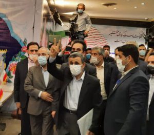 رقیب سرسخت رئیسی وارد میدان شد/ احمدی‌نژاد برای انتخابات ثبت نام کرد