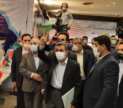 رقیب سرسخت رئیسی وارد میدان شد/ احمدی‌نژاد برای انتخابات ثبت نام کرد
