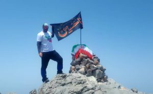 اهتزاز پرچم عاشورایی یاحسین(ع) برفراز بلندترین قله امارات متحده عربی