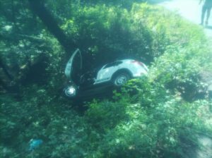 نجات مصدومان حادثه سقوط خودرو به دره در منطقه کوهستانی امام زاده هاشم