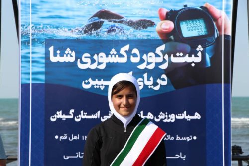 دختر نوجوان قمی رکورد ملی شنا در دریای کاسپین را ثبت کرد