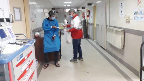 ارائه خدمات داوطلبان و امدادگران جمعیت هلال احمر در بیمارستان‌ رازی رشت