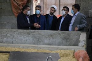 بازدید مدیرکل تعزیرات حکومتی گیلان از یک برنجکوبی در صومعه سرا