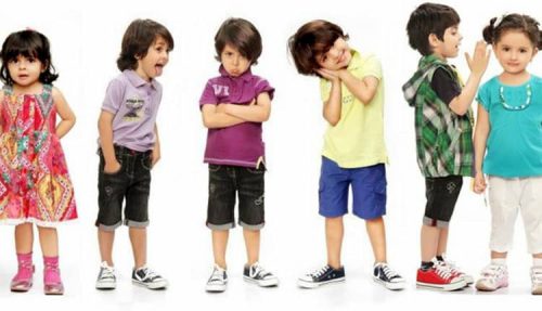 اولین غرفه فروشگاهی آرش مارکت زیباکنار با پوشاک کودکان تزئین شد