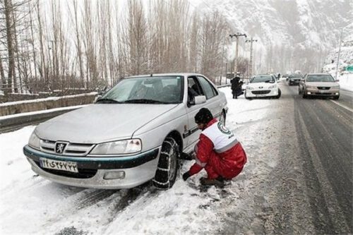 تردد خودرو‌ها در جاده‌های ییلاقی گیلان با زنجیرچرخ