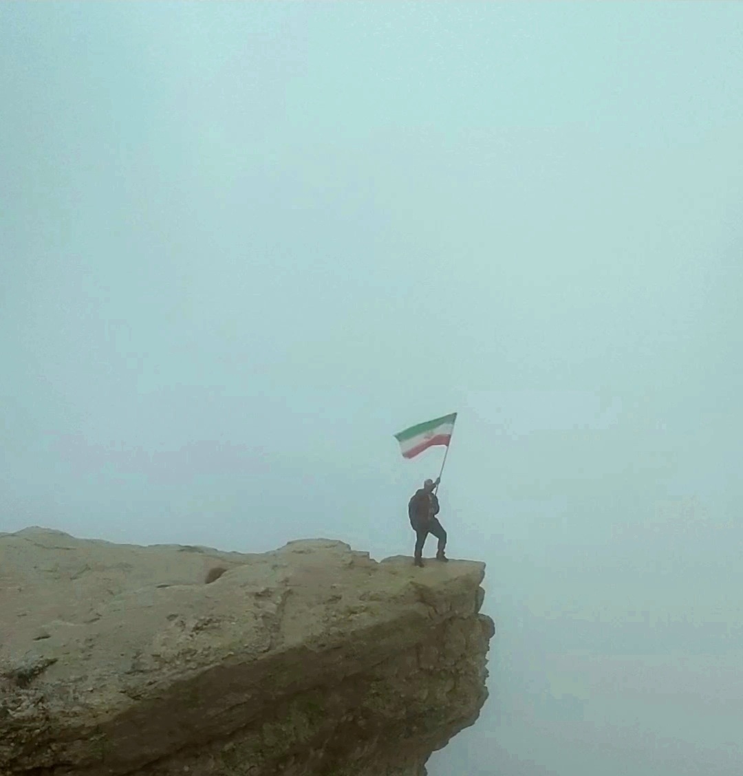 اهتزار پرچم ایران و تمثال سردار سلیمانی برفراز قله پردیس نزدیکترین نقطه زمین به خورشید اهتزار پرچم ایران و تمثال سردار سلیمانی برفراز قله پردیس نزدیکترین نقطه زمین به خورشید