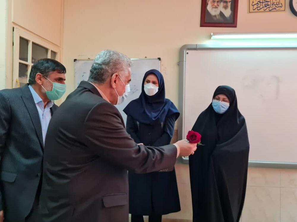 پاسداشت مقام معلم و تکریم استاندار گیلان از معلمان / دولت به ارتقاء جایگاه معلمی توجهی ویژه دارد / بازگشایی مدارس موجب نشاط آفرینی در دانش آموزان شده است پاسداشت مقام معلم و تکریم استاندار گیلان از معلمان / دولت به ارتقاء جایگاه معلمی توجهی ویژه دارد / بازگشایی مدارس موجب نشاط آفرینی در دانش آموزان شده است
