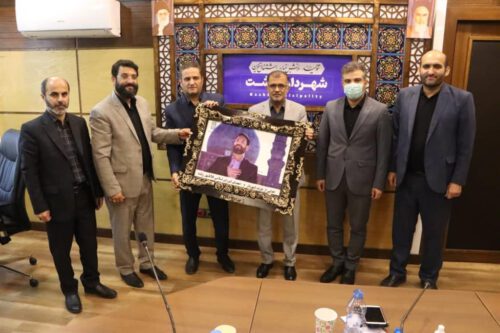 تقدیر از ابوذر روحی خواننده سرود سلام فرمانده /  گیلان دارای نخبگان و هنرمندان بسیار زیادی است