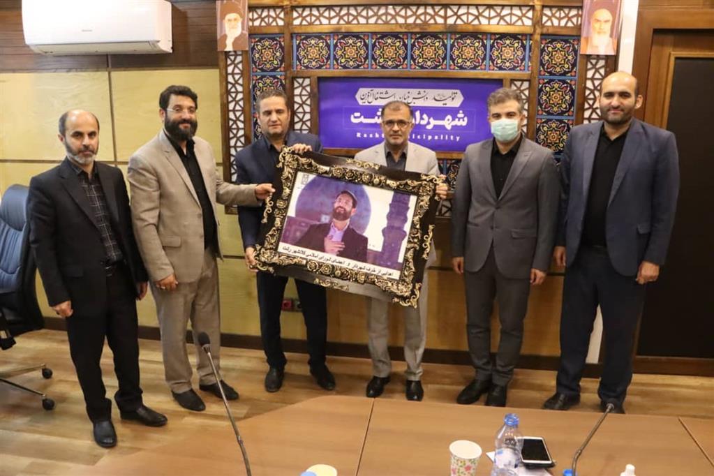 تقدیر از ابوذر روحی خواننده سرود سلام فرمانده / گیلان دارای نخبگان و هنرمندان بسیار زیادی است تقدیر از ابوذر روحی خواننده سرود سلام فرمانده / گیلان دارای نخبگان و هنرمندان بسیار زیادی است