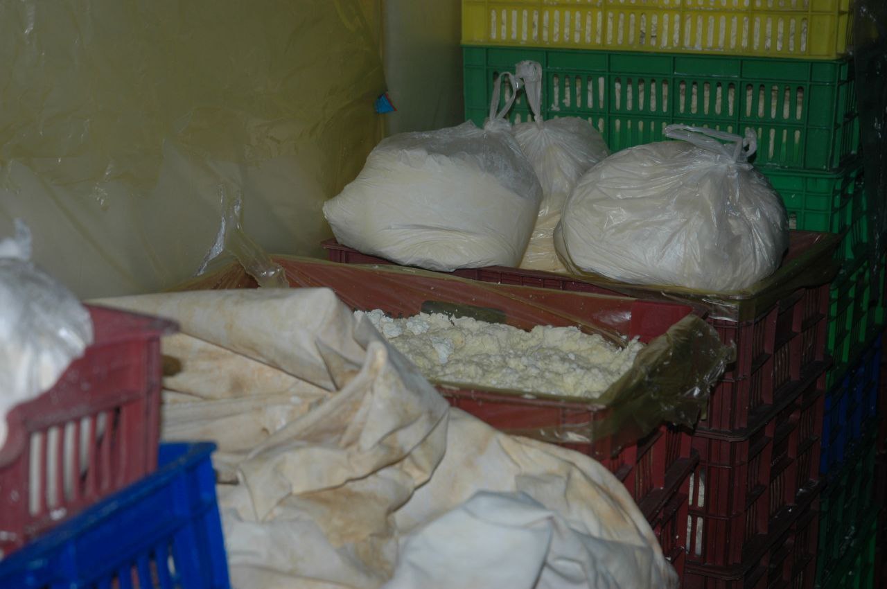 دپو ۶ تن پنیر پیتزای فاسد در شفت/ تحویل پنیرهای کشف شده به شبکه بهداشت دپو ۶ تن پنیر پیتزای فاسد در شفت/ تحویل پنیرهای کشف شده به شبکه بهداشت