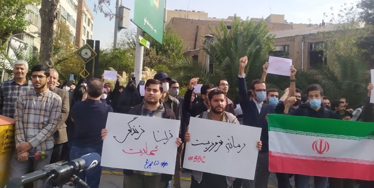 تجمع اعتراضی دانشجویان در مقابل سفارت انگلیس/ دانشجویان: آبشخور اغتشاشات و فتنه اخیر در انگلیس است تجمع اعتراضی دانشجویان در مقابل سفارت انگلیس/ دانشجویان: آبشخور اغتشاشات و فتنه اخیر در انگلیس است