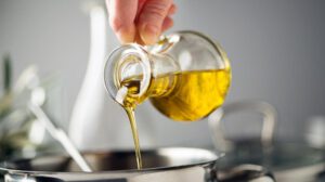 ۵ کاربرد روغن زیتون در تمیز کردن آشپزخانه که نمی‌دانستید
