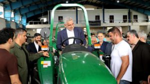 استاندار گیلان پشت تراکتور نشست /فعالیت کارخانه تولید ماشین آلات کشاورزی در رشت