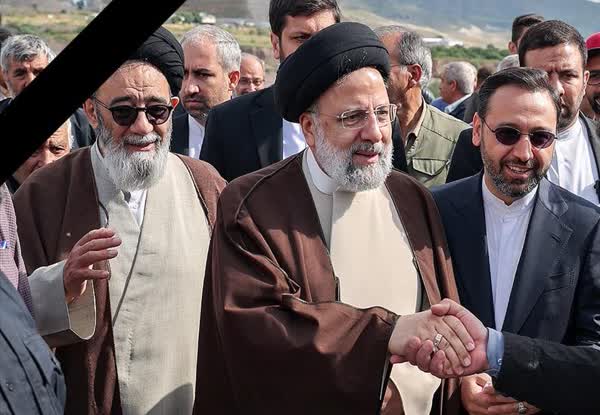 پایان عملیات جستوجوی هلال احمر با انتقال پیکرهای مطهر شهدای بالگرد رئیس جمهوری پایان عملیات جستوجوی هلال احمر با انتقال پیکرهای مطهر شهدای بالگرد رئیس جمهوری
