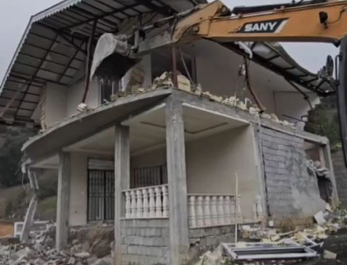 قلع و قمع بنای غیرمجاز در شهرستان رضوانشهر قلع و قمع بنای غیرمجاز در شهرستان رضوانشهر