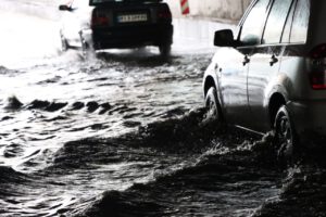 تلاش ها برای رفع آبگرفتگی بخشی از محله رشتیان شهر رشت