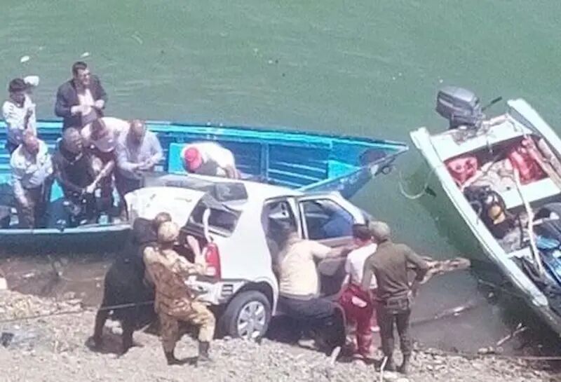مرگ ۳ نفر در پی سقوط خودرو به تالاب عینک رشت مرگ ۳ نفر در پی سقوط خودرو به تالاب عینک رشت