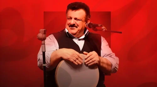 هرگز ایستاده نمی‌خوانم، به اعضای گروهم هم اجازه نمی‌دهم حرکات اضافه انجام دهند