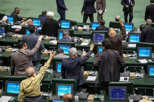 دشمن آنچه نتوانست در جنگ به دست بیاورد را توسط بعضی خودی ها دنبال می کند!