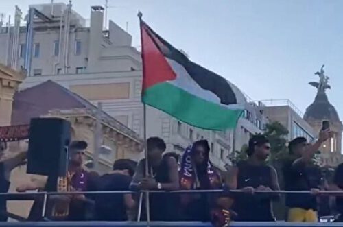 یامال پرچم فلسطین را در جشن قهرمانی بارسلونا برافراشت