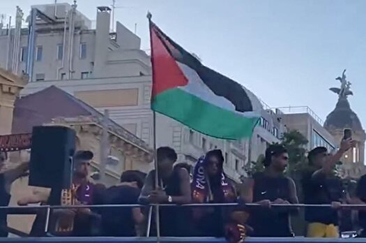 یامال پرچم فلسطین را در جشن قهرمانی بارسلونا برافراشت یامال پرچم فلسطین را در جشن قهرمانی بارسلونا برافراشت