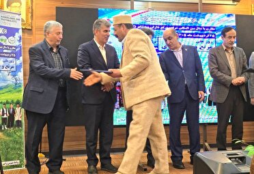 تجلیل از ۵۰ مرتع دار و دامدار نمونه گیلان در رشت تجلیل از ۵۰ مرتع دار و دامدار نمونه گیلان در رشت
